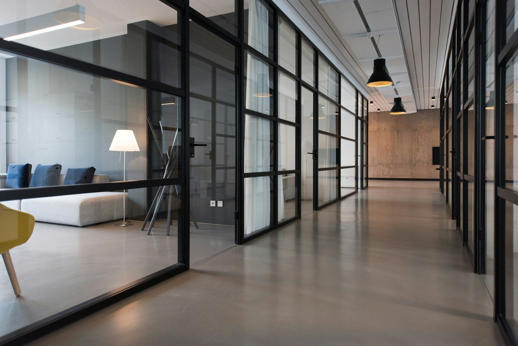 Couloir de bureaux et cloisons vitrées